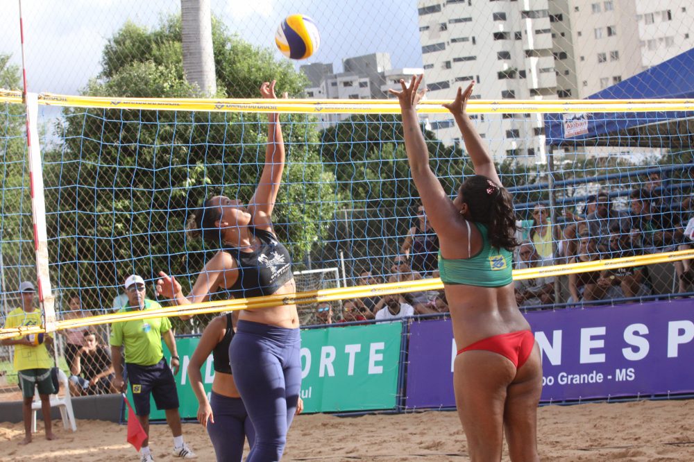 Começa disputa do Circuito Estadual de Vôlei de Praia em três categorias