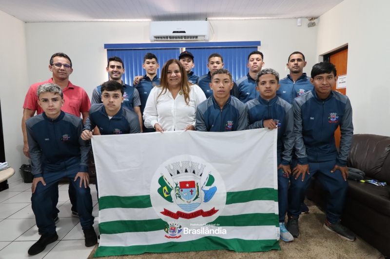 Prefeita recebe com honras atletas que representaram Brasilândia nos Jogos Escolares