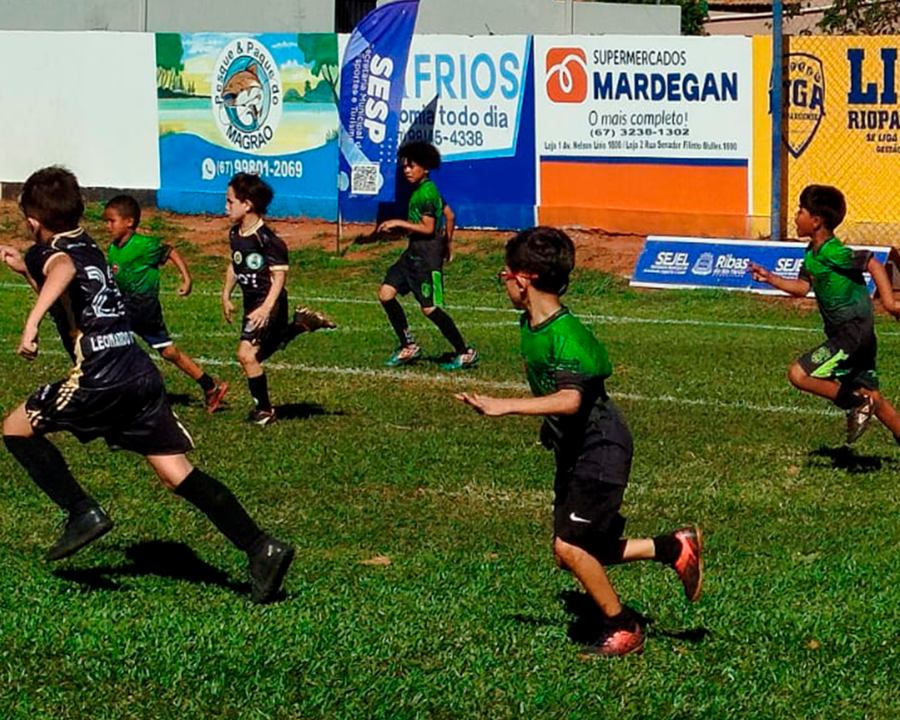 Jovens atletas entram em campo pelo Fest...