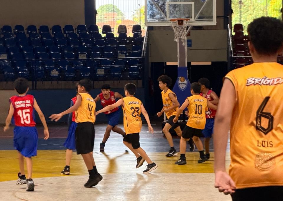 Basquete reúne alunos de dez escolas no...