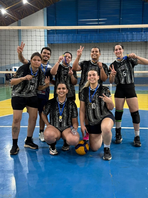 Torneio de Vôlei reúne atletas e movimen...