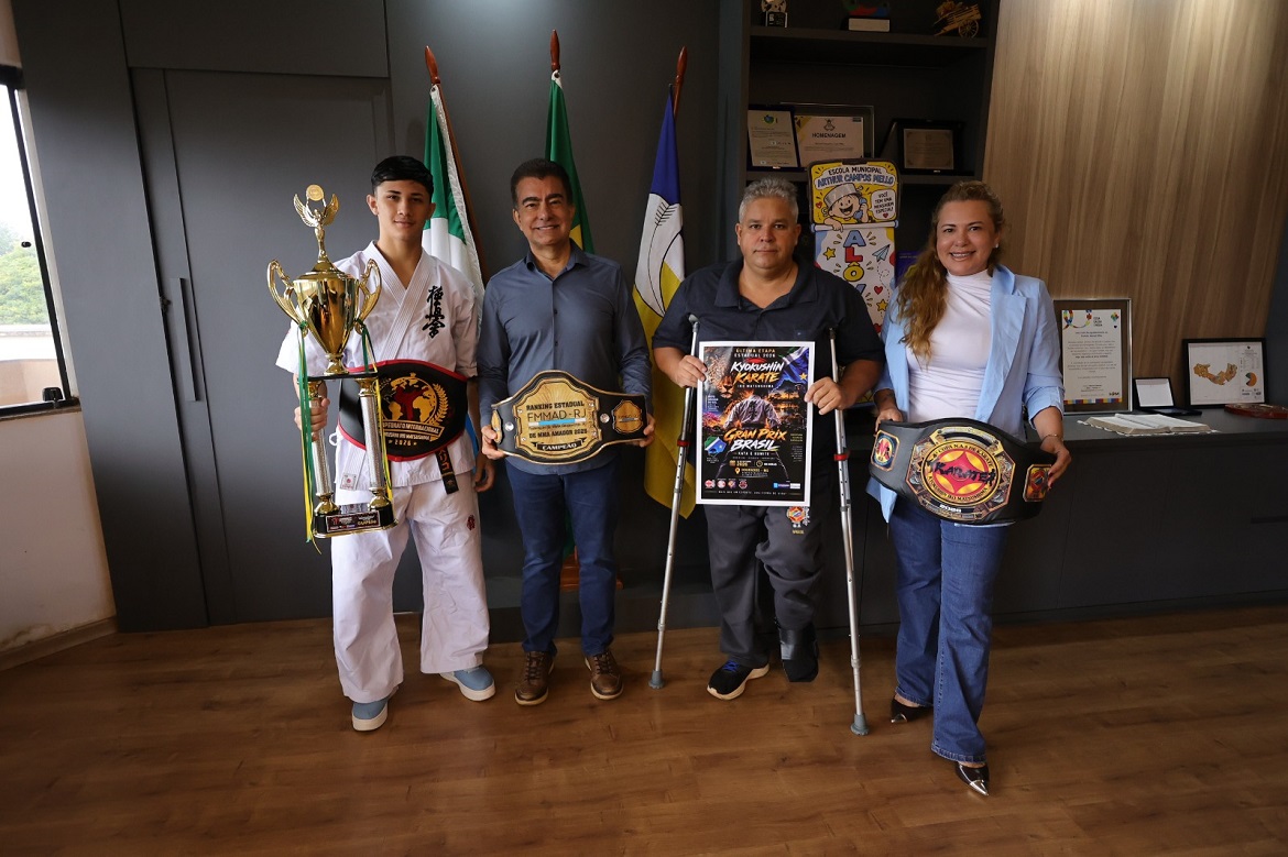 Prefeito recebe campeão de karatê e orga...