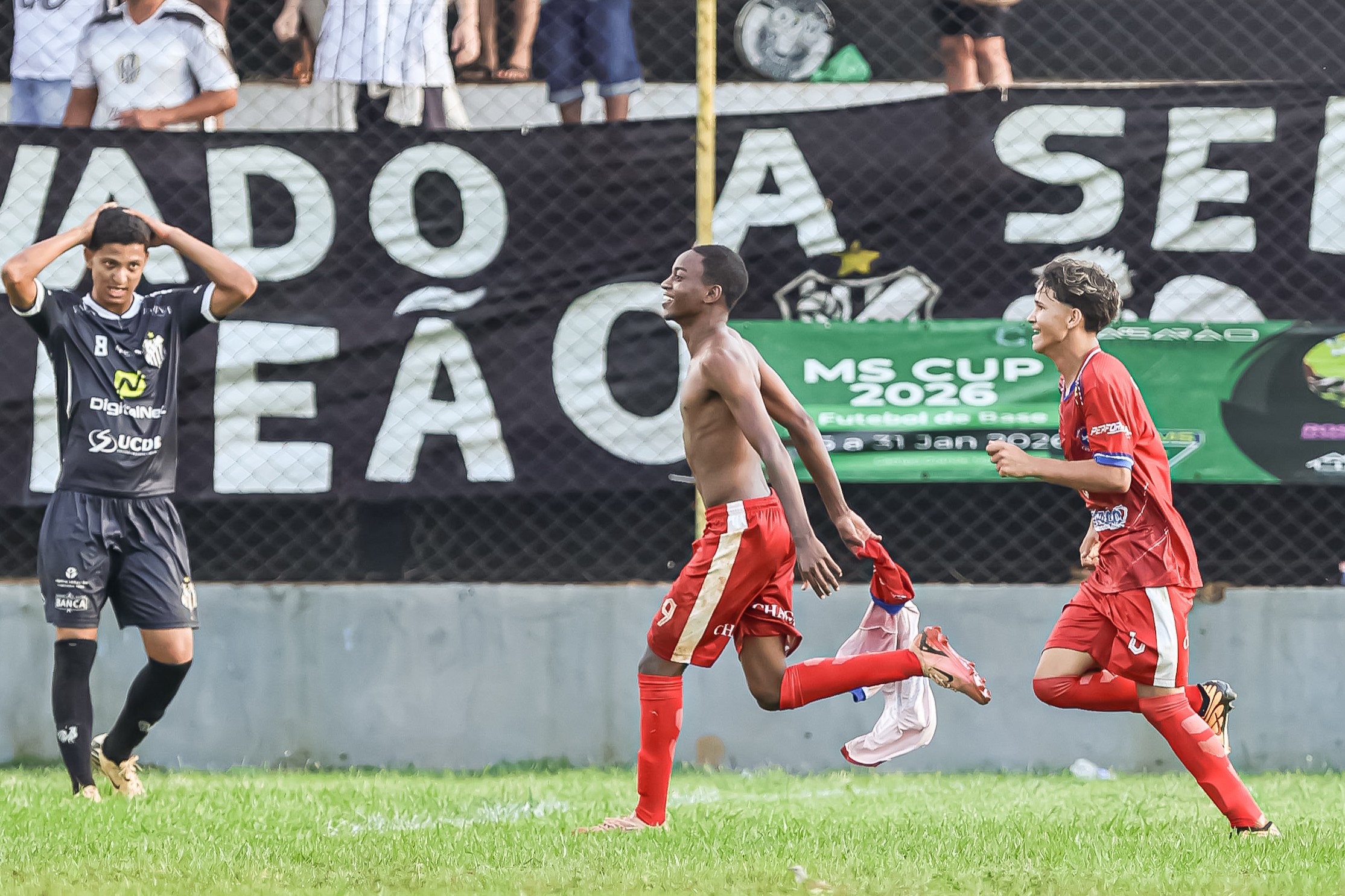 Colorado vence Operário e sai na frente...