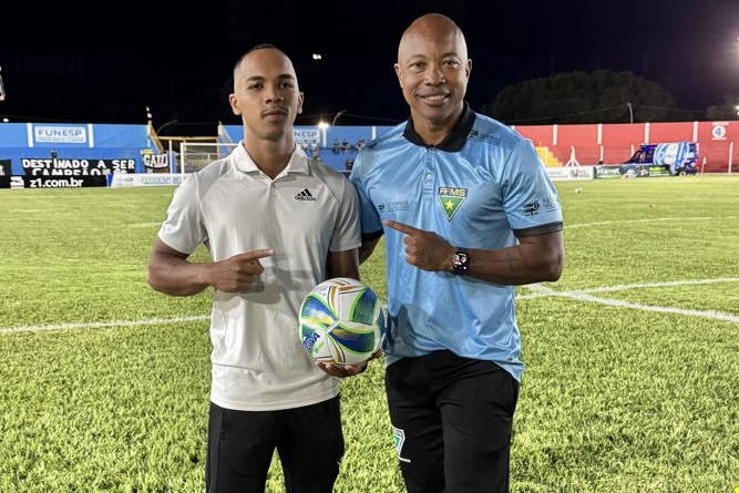 Pai e filho vão dividir o campo pela pri...