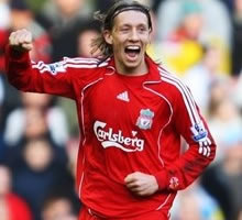 Com assistência de Lucas Leiva, Liverpool vence Arsenal e quebra jejum de 11 anos