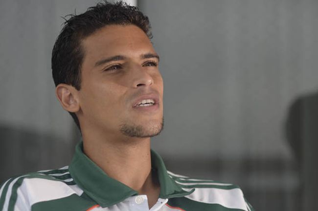 Jean chega animado a Londres e promete lutar por vaga no time de Felipão