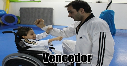 Menino cadeirante descobre paixão pelo taekwondo