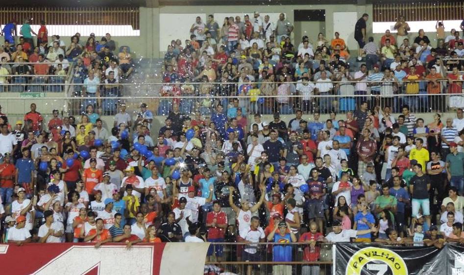 Sete quebra recorde de público e quer casa cheia no domingo