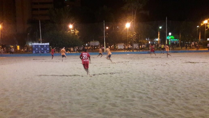 Beach Soccer começa com muitos gols na Praça Belmar Fidalgo