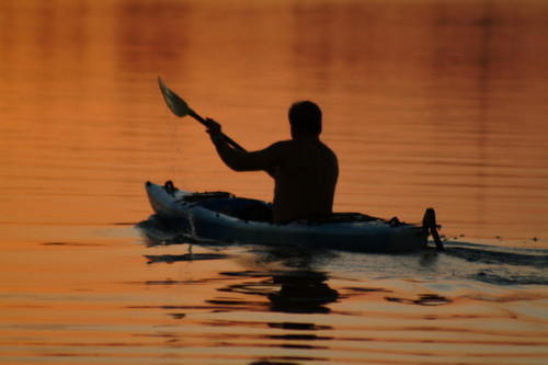 Projeto oferece aula gratuita de canoagem em parque 