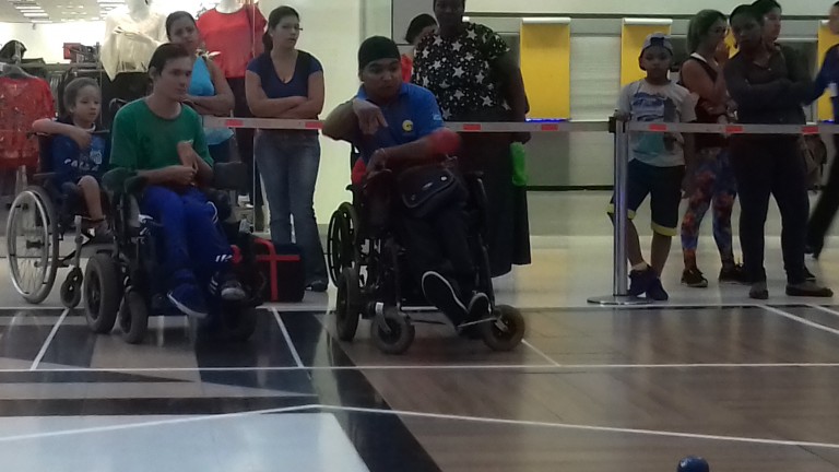 Bocha adaptada incentiva alunos com paralisia a superarem limites