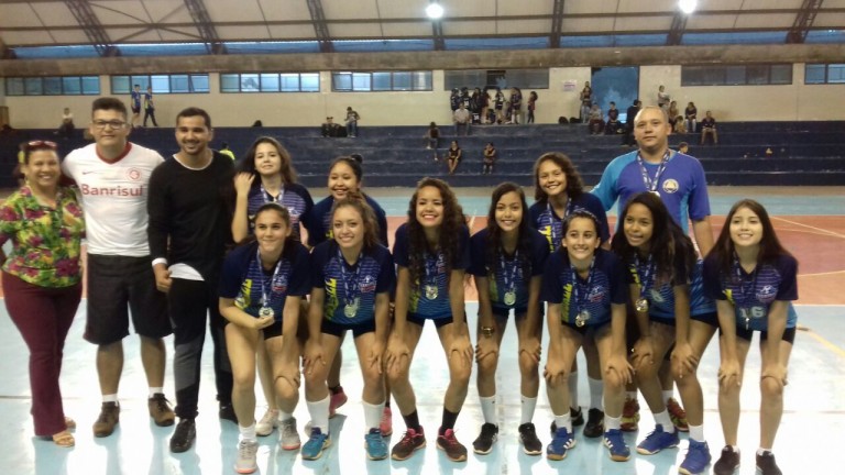 Atletas do Licurgo de Oliveira Bastos ganham no handebol e buscam vaga nacional