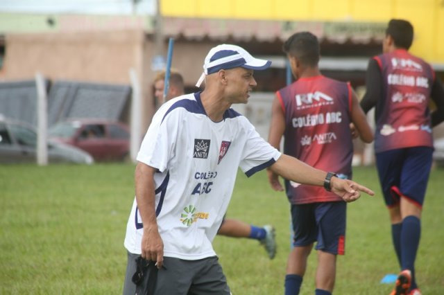 Novo confirma Robert Almeida como técnico na temporada 2018