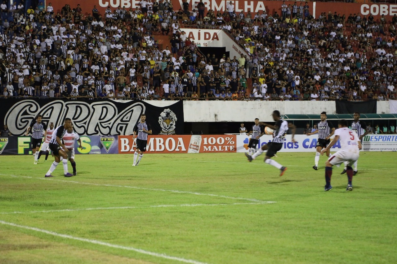 Operário marca no final, vence Sete e abre vantagem na semi