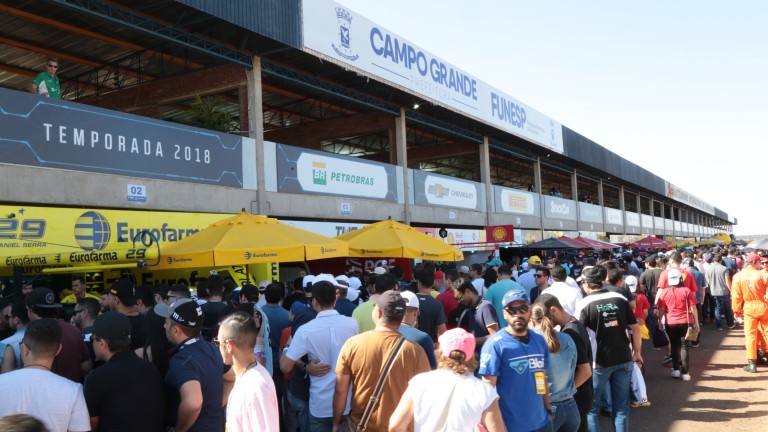 Retorno da Stock Car leva 10 mil pessoas ao autódromo