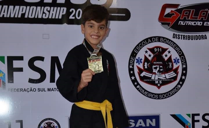 Atleta mirim vende sacolé para disputar Brasileiro de Jiu Jitsu