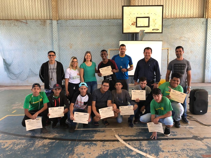 Atletas do basquete de Ribas do Rio Pardo recebem homenagem por Jogos Escolares
