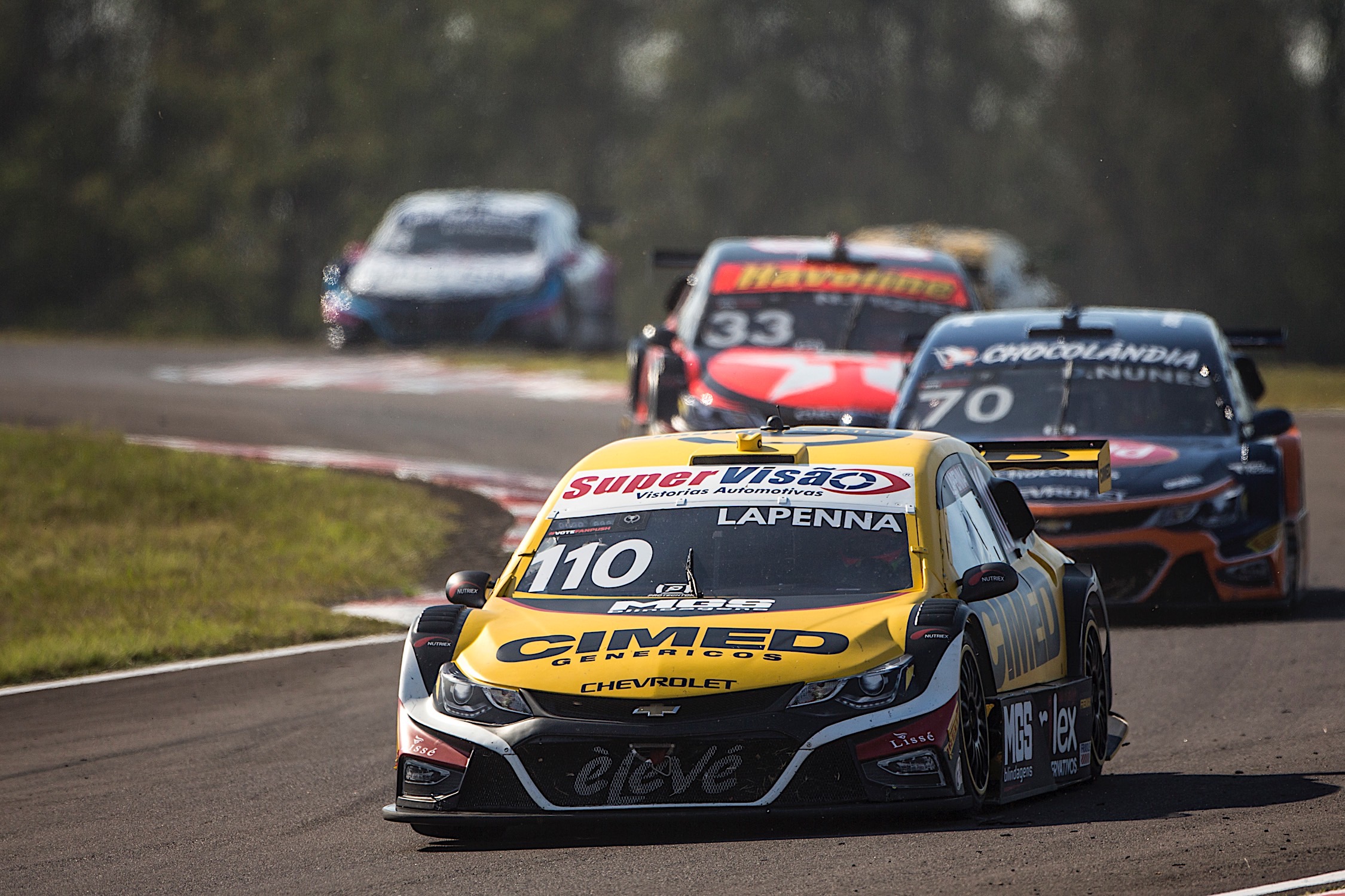 Carros da Stock Car aceleram no Autódromo de Campo Grande
