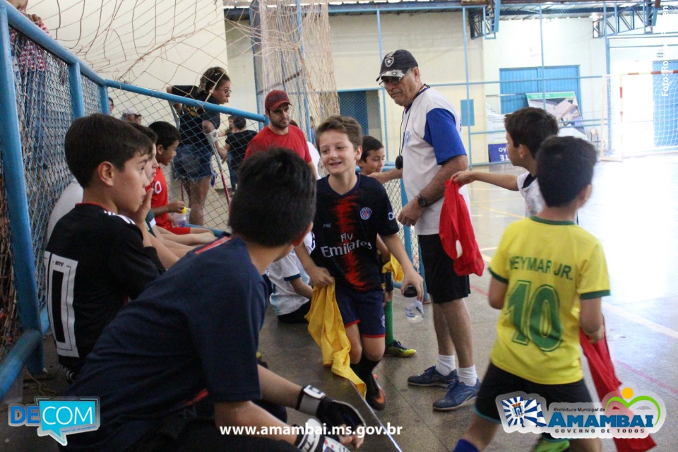 Escolinha de Futsal de Amambai recebe materiais da prefeitura