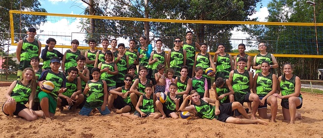 Vôlei de Praia é desenvolvido em escola por meio da Fundesporte﻿