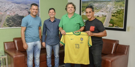 Zé Carlos, ex-Seleção, planeja escolinha de futebol em Bataguassu