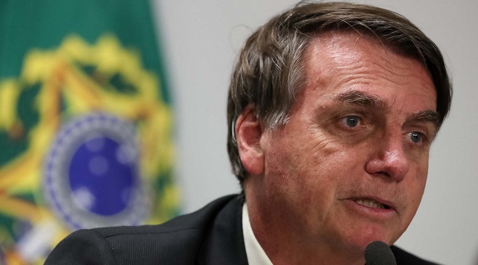 Bolsonaro assina MP que muda formato de venda de transmissão de jogos