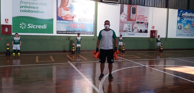 Escolinha Pelezinho de Futsal retoma atividades nas três unidades