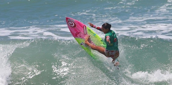 Título brasileiro no surfe será decidido em mais duas etapas