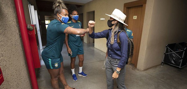 Marta se apresenta para treinos na Seleção feminina