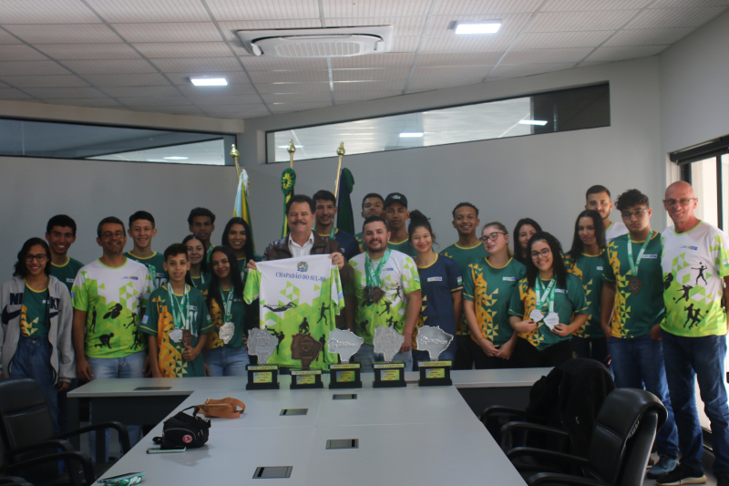 Prefeito de Chapadão do Sul recebeu atletas para entrega de premiações