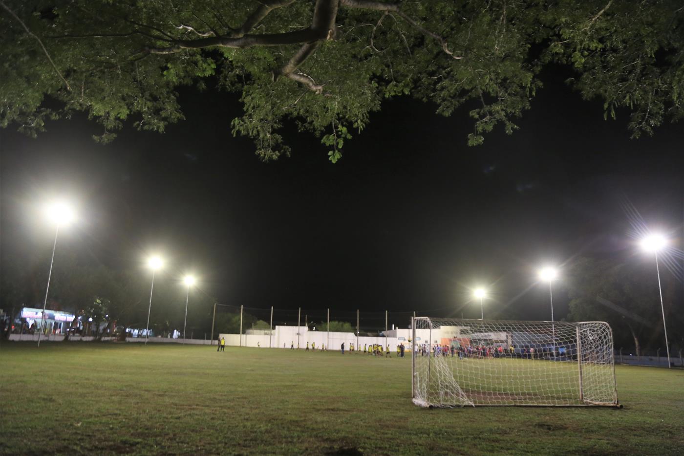 Atletas comemoram iluminação no Campo da Moreninha II