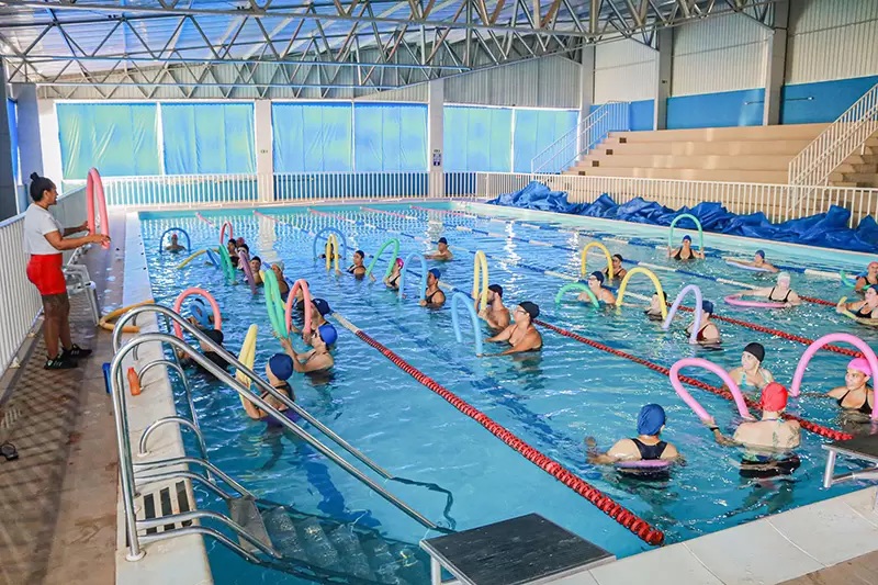 Centro Aquático inicia aulas de hidroginástica. Prefeitura reforma quadra do ginásio