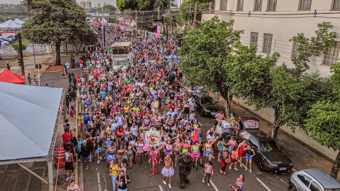 Você sabia que pular Carnaval também é uma forma de atividade física?