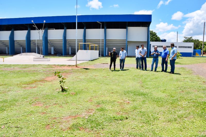 Prefeitura discute implantação de projeto de vôlei adaptado para idosos