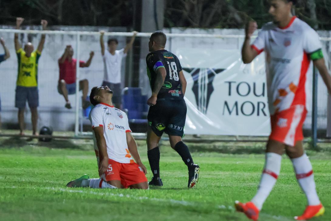CRA goleia Comercial no Noroeste e mantém lugar na zona de acesso