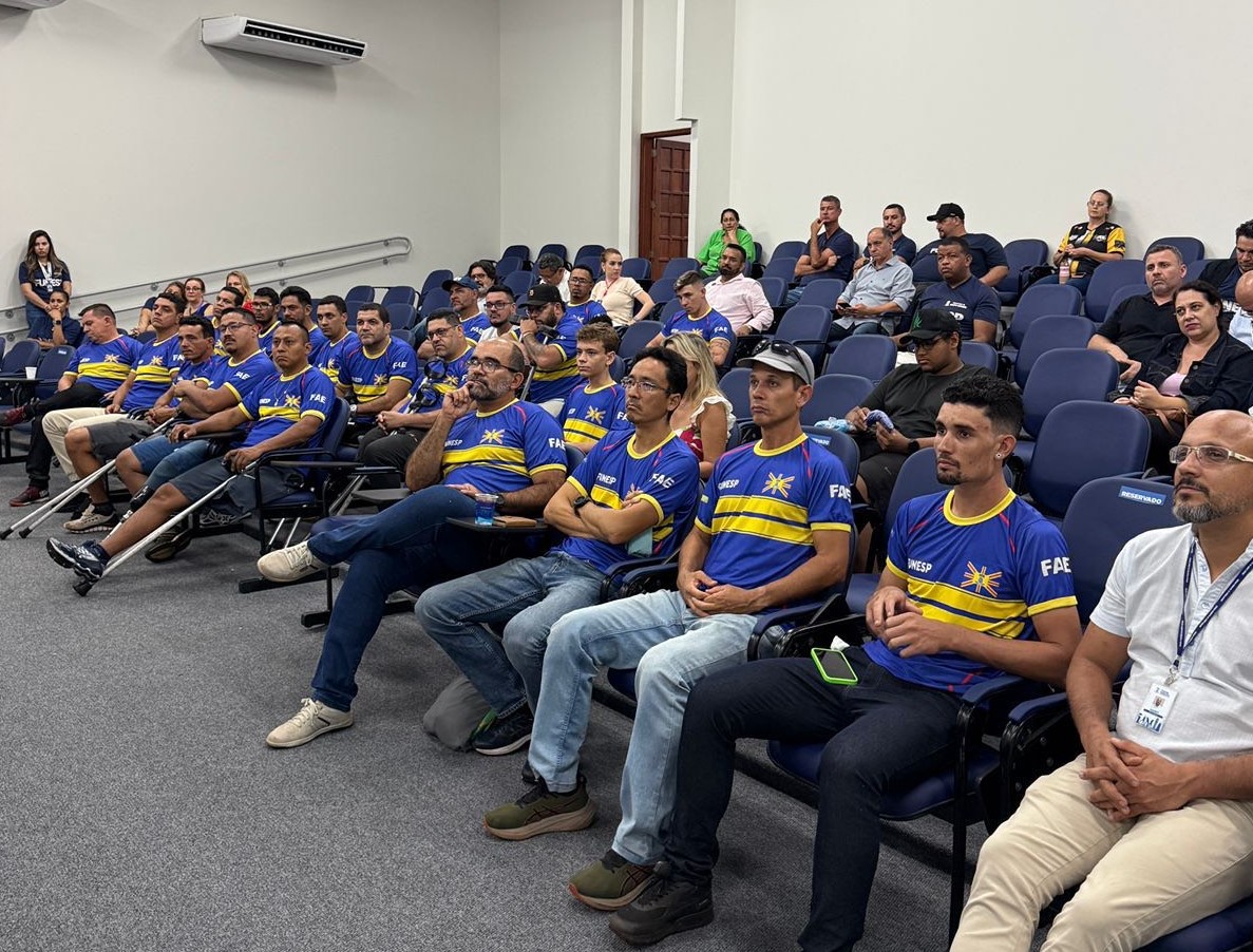 Prefeitura entrega camisetas aos contemplados do Auxílio-Atleta