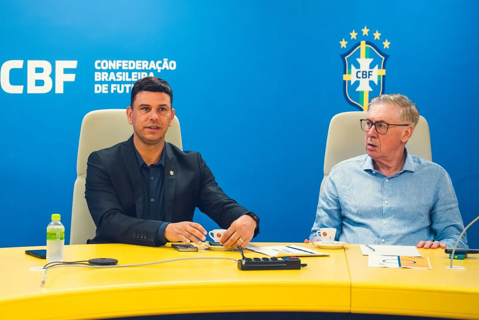 Comissão técnica da Seleção Brasileira recebe orientações da Comissão de Arbitragem da CBF