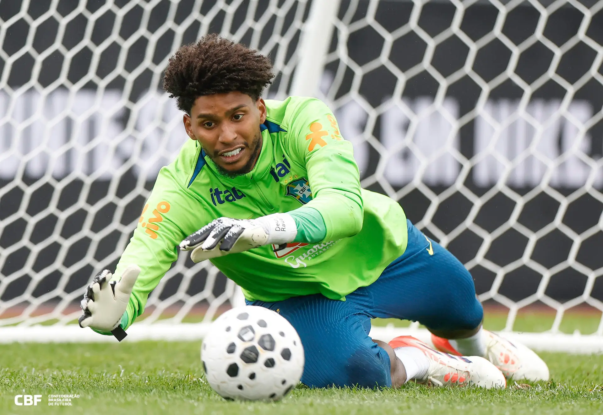 Goleiro Hugo Souza é convocado para a Seleção Brasileira