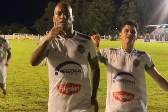 Alex Showco decide, Bataguassu goleia Naviraiense e está na decisão do Estadual